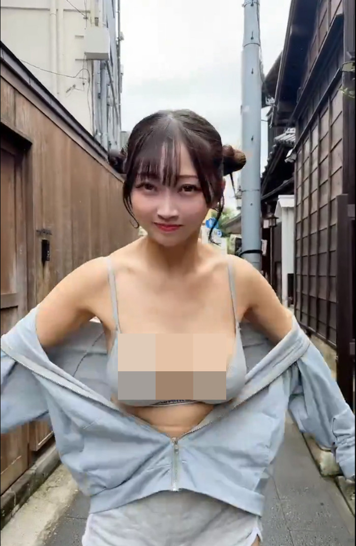 Nữ ca sĩ bị chỉ trích ăn mặc phản cảm tại địa điểm du lịch Ảnh 2