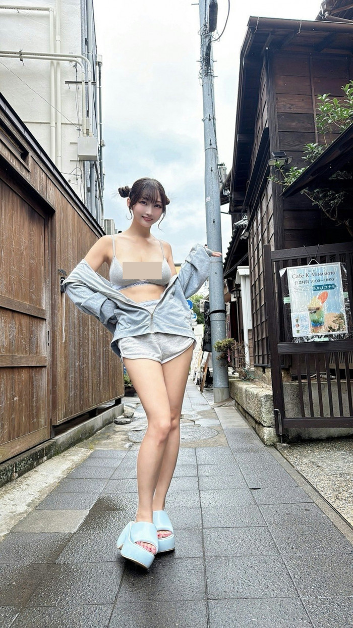 Nữ ca sĩ bị chỉ trích ăn mặc phản cảm tại địa điểm du lịch Ảnh 6