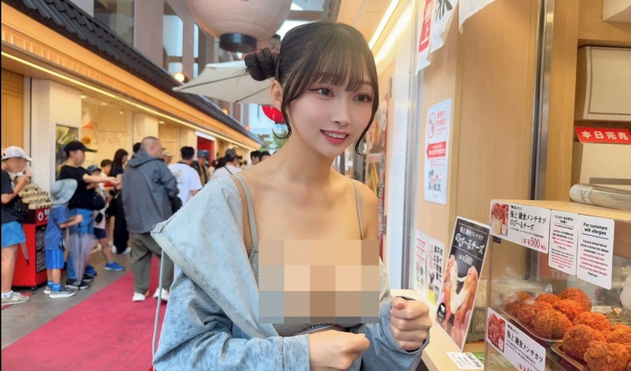 Nữ ca sĩ bị chỉ trích ăn mặc phản cảm tại địa điểm du lịch Ảnh 3