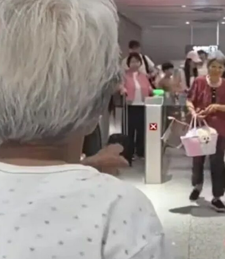 Người mẹ 109 tuổi đứng chờ con gái 79 tuổi tại ga tàu khiến cộng đồng mạng nghẹn ngào Ảnh 2