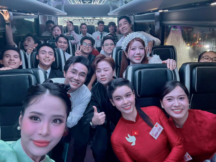 Dàn nghệ sĩ di chuyển đến điểm tập kết. Trương Quỳnh Anh, Lâm Vỹ Dạ, Trang Pháp... diện áo dài truyền thống, trong khi các nghệ sĩ nam mặc áo sơ mi trắng vô cùng chỉn chu. 