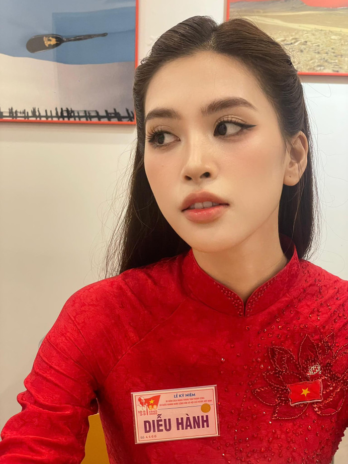 Hoa hậu Tiểu Vy diện áo dài truyền thống khi tham gia diễu hành A80. 'Vy đã sẵn sàng', nàng hậu chia sẻ trên trang cá nhân.