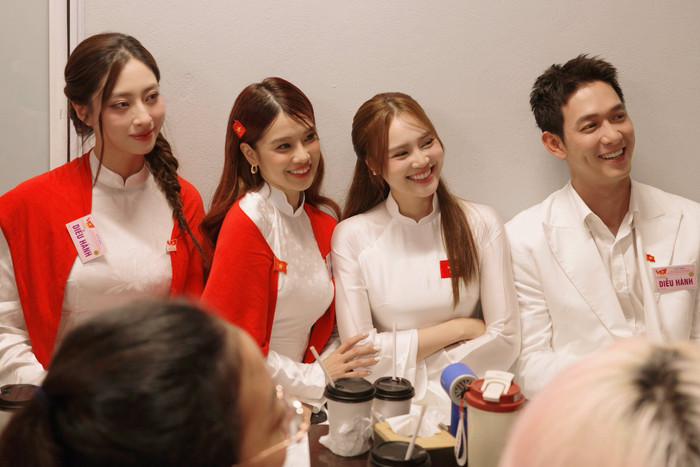 Dàn nghệ sĩ trẻ như Lan Ngọc, Song Luân, Hoàng Yến Chibi, Lương Thùy Linh rạng rỡ trước giờ diễu hành A80.
