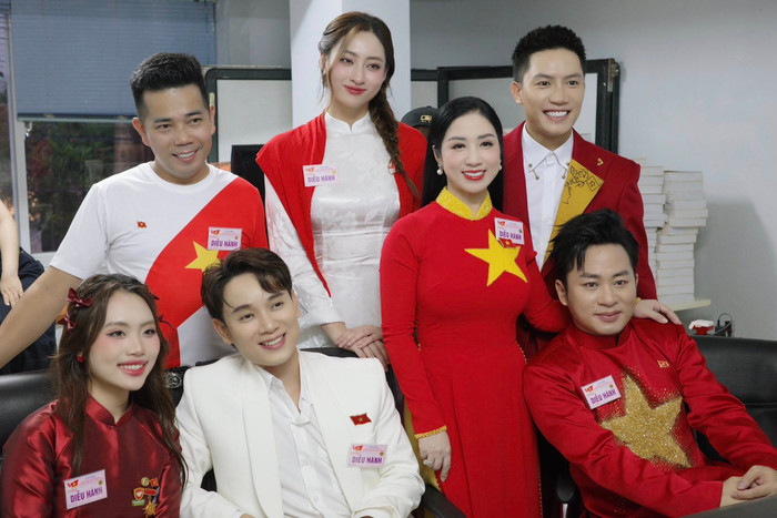 Lương Thùy Linh đăng ảnh cùng các nghệ sĩ như Tùng Dương, Trúc Nhân, Anh Tú, Phương Mỹ Chi... trước giờ diễu hành A80. Ai nấy cũng đều vui mừng, háo hức cũng như tràn đầy tự hào khi được góp mặt trong ngày hội lớn của đất nước.