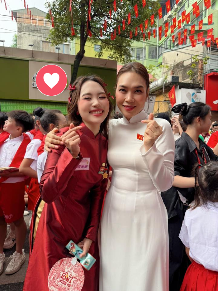 Phương Mỹ Chi vui mừng chụp ảnh chung với Mỹ Tâm. Ảnh: Facebook Phương Mỹ Chi