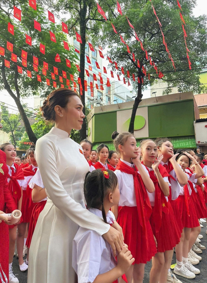Mỹ Tâm khi xuất hiện ở vị trí tập kết tại lễ diễu binh, diễu hành 2/9. Ảnh: Facebook Thầy Beo U40