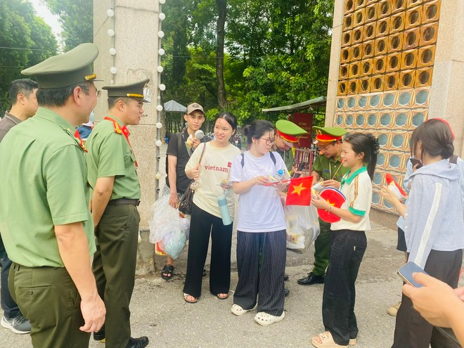 Đại tá Nguyễn Ngọc Quyền, Phó Bí thư Đảng ủy, Phó Giám đốc CATP trò chuyện cùng nhóm học sinh, sinh viên 