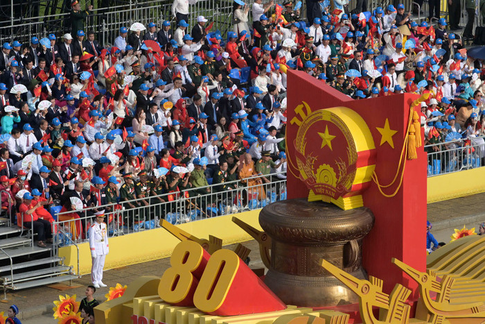 Xe mô hình biểu tượng 80 năm ngày Cách mạng tháng Tám thành công (19/8/1945-19/8/2025) và Quốc khánh nước Cộng hòa xã hội chủ nghĩa Việt Nam (02/9/1945-02/9/2025). (Ảnh: Thông tin Chính phủ)