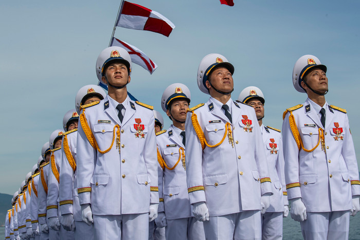 Cán bộ, chiến sĩ thực hiện nghi lễ chào cờ trước khi rời bến làm nhiệm vụ