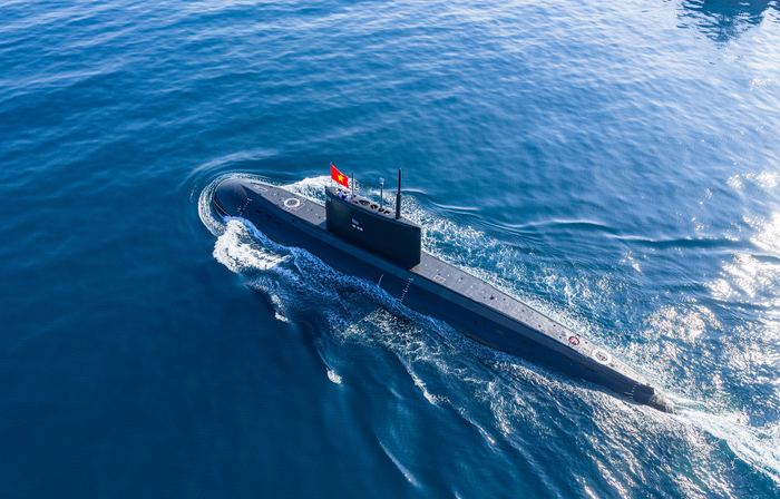 Tàu ngầm Kilo 636 là hệ tàu ngầm điezen-điện hiện đại, được mệnh danh là “Hố đen trong lòng đại dương”, niềm tự hào của Hải quân nhân dân Việt Nam, biểu tượng sức mạnh trong bảo vệ chủ quyền biển, đảo của Tổ quốc. Tàu ngầm Kilo 636 được trang bị tên lửa hiện đại có thể tiêu diệt các mục tiêu trên bờ, trên biển; có khả năng vòng tránh hỏa lực phòng không của đối phương trên quỹ đạo chung và tự động tìm và tiêu diệt mục tiêu chính xác.