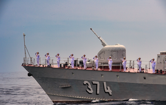 Tàu tên lửa 1241RE. Tàu có vận tốc lớn nhất 43hl/h, lượng giãn nước 502 tấn; trang bị vũ khí có hỏa lực mạnh, như: tên lửa, pháo tự động, pháo phòng không và hệ thống ra đa hiện đại quan sát tầm xa. Với tính cơ động cao, hỏa lực mạnh, tàu được sử dụng thực hiện các nhiệm vụ tuần tra, trinh sát, sẵn sàng chiến đấu cao trong mọi tình huống.