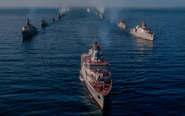 Các lực lượng diễu binh trên biển triển thực hiện nghi lễ chào cờ