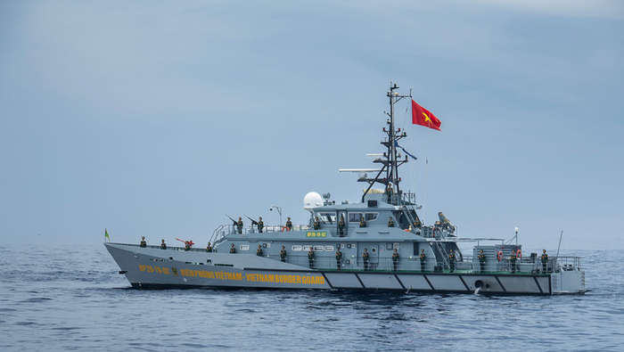 Ngoài ra, còn có các biên đội tàu SPA 4207 của Bộ đội Biên phòng. Đây là loại tàu tuần tra cao tốc được thiết kế cho các nhiệm vụ tuần tra, bảo vệ bờ biển, tìm kiếm cứu nạn và an toàn hàng hải.