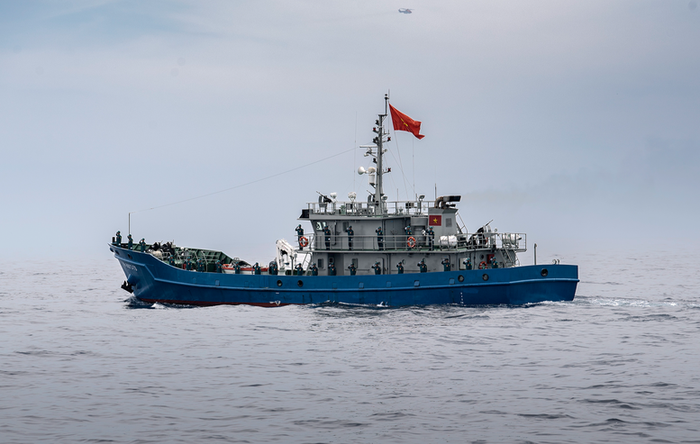 Tàu dân quân Thường trực tham gia diễu binh trên biển.