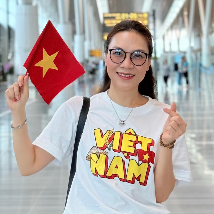 Mỹ Tâm từng để ảnh đại diện nhân dịp 30/4 là ảnh mặc áo phông in chữ 'Việt Nam' và cầm cờ đỏ sao vàng. Ảnh: FBNV