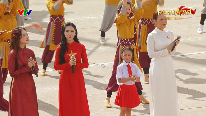 Phương Mỹ Chi đứng chung với Hoà Minzy, Mỹ Tâm khi cất giọng tại lễ diễu binh 2/9. Ảnh chụp màn hình