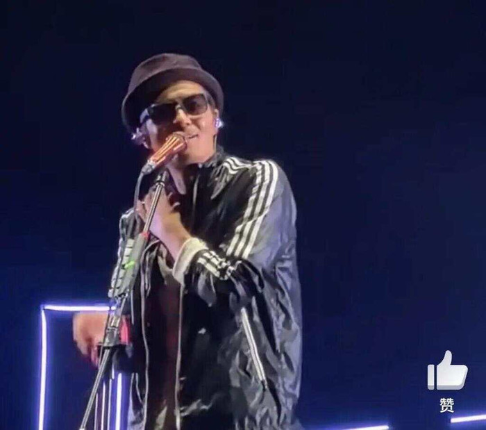 Nam ca sĩ cúi đầu xin lỗi vì bị bệnh trên sân khấu, khán giả hét lớn đòi trả tiền vé Ảnh 1