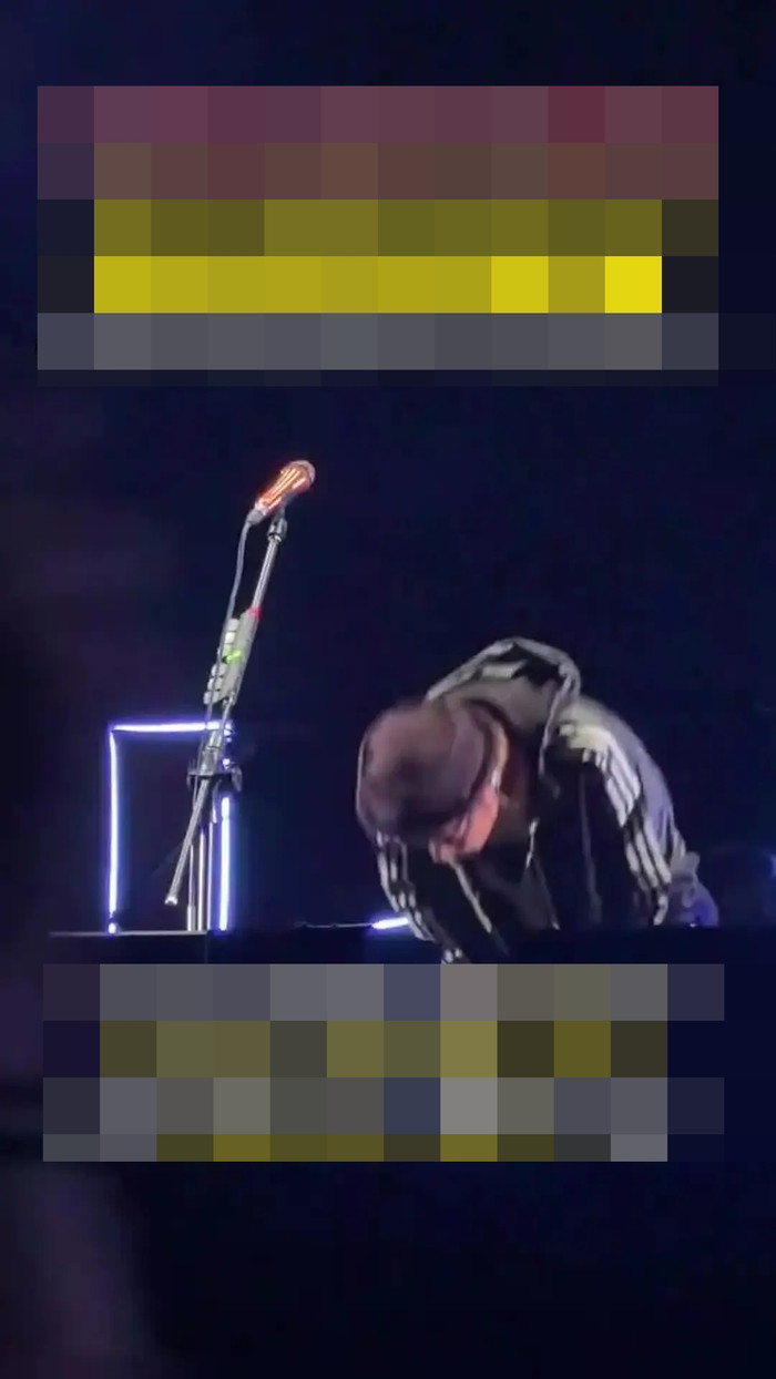 Nam ca sĩ cúi đầu xin lỗi vì bị bệnh trên sân khấu, khán giả hét lớn đòi trả tiền vé Ảnh 2