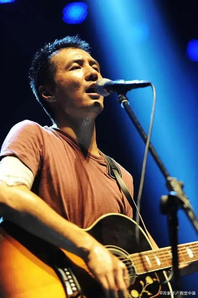 Nam ca sĩ cúi đầu xin lỗi vì bị bệnh trên sân khấu, khán giả hét lớn đòi trả tiền vé Ảnh 3