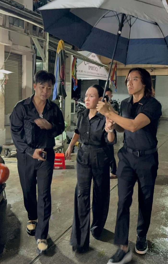 Vợ chồng nghệ sĩ Việt Hương đến chia buồn cùng gia quyến của cố nghệ sĩ Ngọc Trinh. (Ảnh FB Tâm Xì Phố)