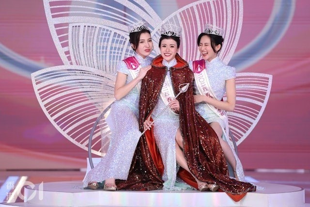 Hoa hậu Hong Kong 2025 và 2 á hậu. (Ảnh HK01)