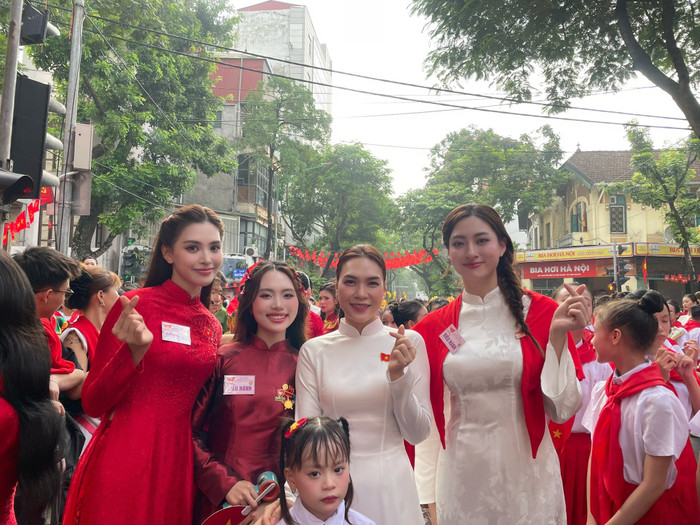 Mỹ Tâm chụp ảnh cùng Tiểu Vy, Lương Thùy Linh và Phương Mỹ Chi.