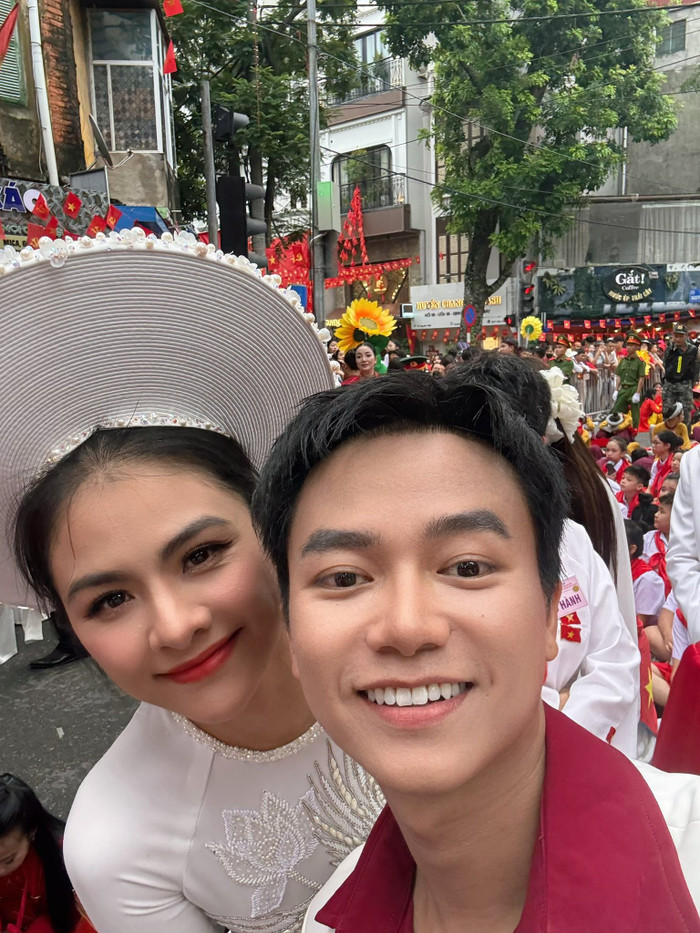 Vân Trang đăng tải khoảnh khắc selfie cùng Bùi Công Nam tại lễ diễu hành.