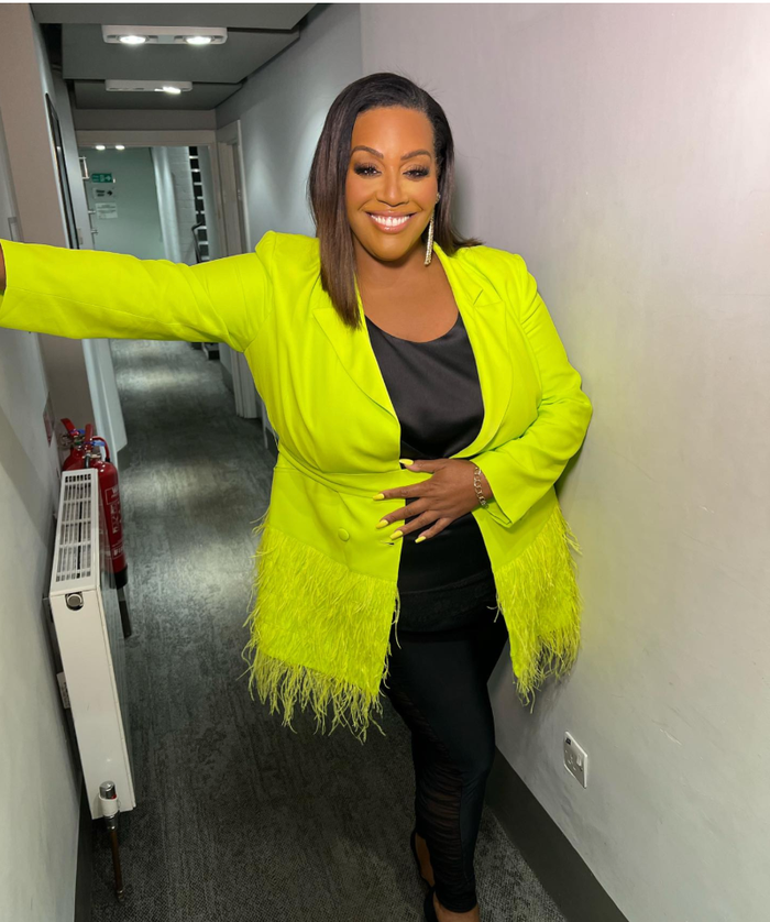 Nữ MC tự tin trong những bộ trang phục cô yêu thích (Ảnh: ISNV).