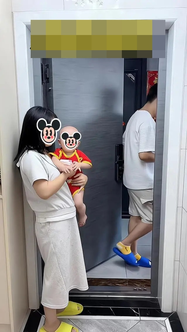 Đến đưa tiền nuôi con sau ly hôn, người đàn ông lập tức rời đi sau câu nói của vợ cũ Ảnh 2