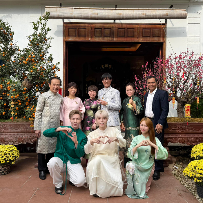 Đại gia đình Hòa Minzy, Đức Phúc và Erik thường gặp nhau vào dịp Tết nguyên đán hằng năm. Ảnh: FBNV