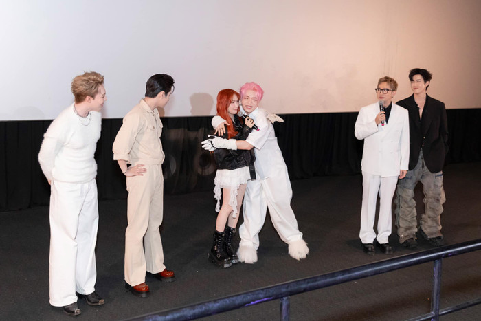 Đức Phúc thể hiện sự vui mừng khi được Hòa Minzy ủng hộ tại sự kiện quan trọng. Ảnh: FBNV