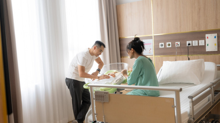 Vợ chồng H'Hen Niê vừa đón con gái đầu lòng chào đời. (Ảnh FBNV)