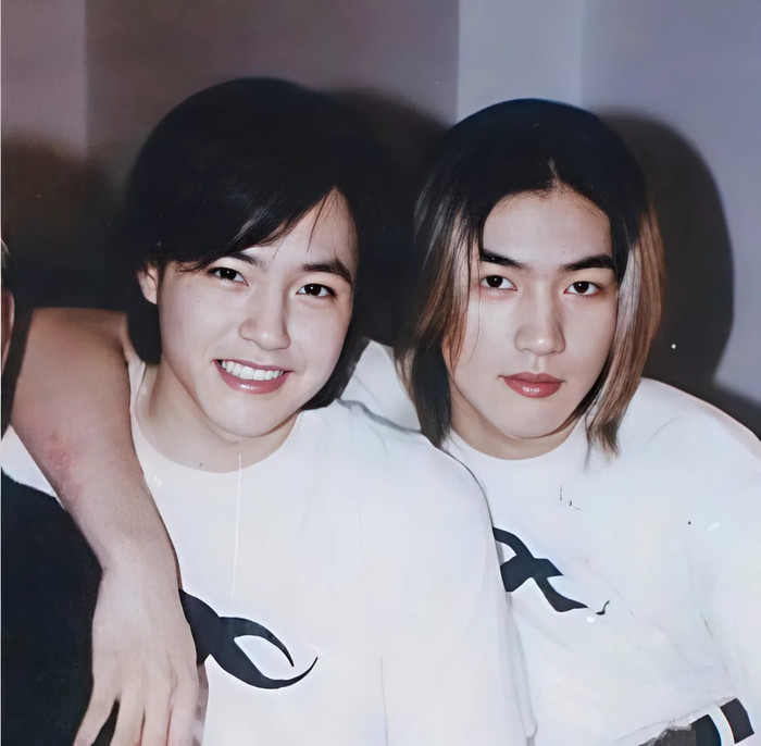 Nam ca sĩ đình đám qua đời ở tuổi 19 (bên phải) khiến nhiều khán giả tiếc thương. (Ảnh Chosunbiz)