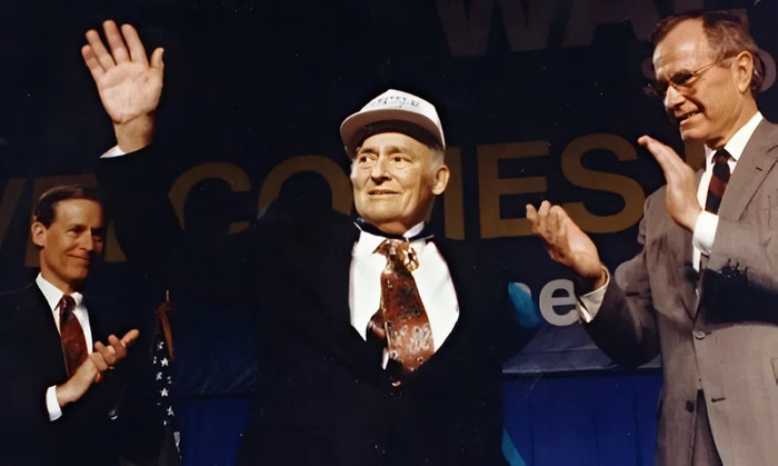 Trang Newsweek đã có bài viết về cuộc đời của tỷ phú Sam Walton với tiêu đề: Kẻ yếu thế và kẻ nổi loạn đã thay đổi ngành bán lẻ nước Mỹ. Ảnh: Wal-Mart