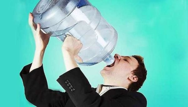 Những dấu hiệu trên cơ thể báo hiệu rằng bạn đang ăn thừa muối Ảnh 1