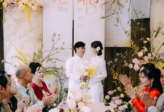 Trước đó, cô dâu chú rể cùng mặc áo dài truyền thống trong buổi lễ cùng gia đình. 