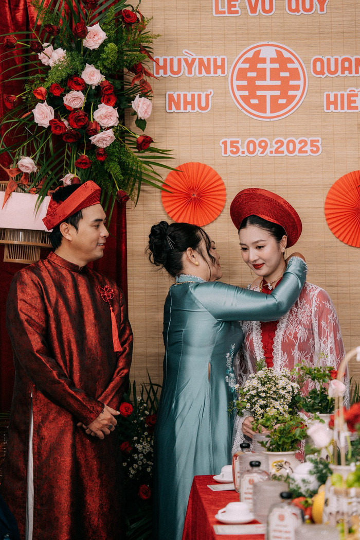 Trong ngày vu quy ở quê nhà cô dâu, vợ chồng Hồ Quang Hiếu mặc áo dài truyền thống.