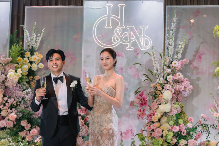 Trong đám cưới, cô dâu còn diện thiết kế dáng cúp ngực gợi cảm, sử dụng chất liệu ánh kim đính kết tỉ mỉ. 