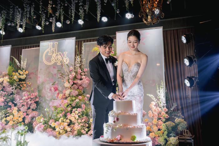 Chiếc váy ánh kim lại toát lên sự hiện đại, quyến rũ trong không khí tiệc vui của hôn lễ.