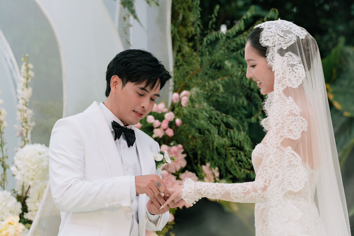 Điểm nhấn đặc biệt trong váy cưới của vợ Hồ Quang Hiếu nằm ở chiếc voan dài phủ đầu, viền ren tinh tế. 