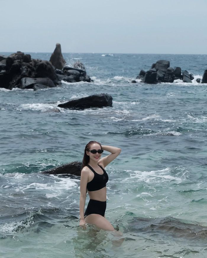 Minh Hằng khiến mạng xã hội xôn xao khi chia sẻ loạt ảnh diện bikini trong chuyến du lịch biển. (Ảnh: IGNV)
