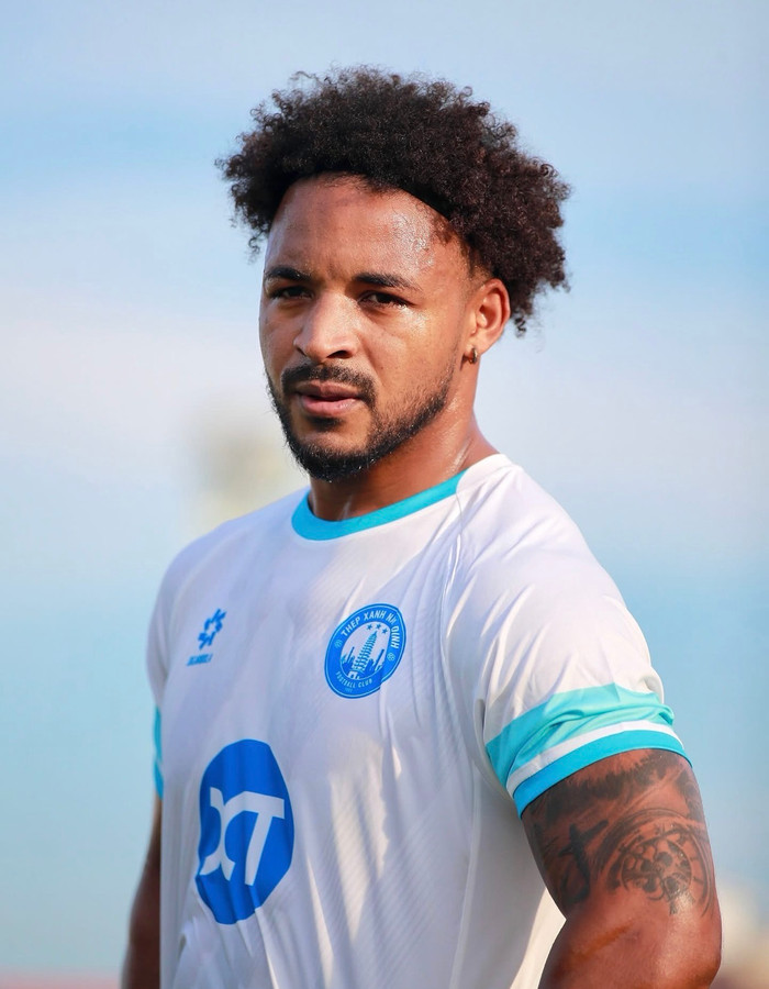 Nguyễn Xuân Son không thể tranh QBV 2025 với Quang Hải. Ảnh: CLB Nam Định