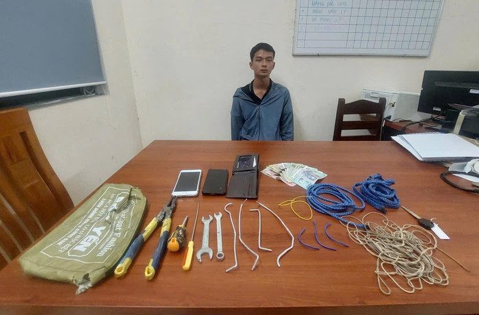 Công an thu giữ tang vật của các đối tượng. (Nguồn: Tiền phong)