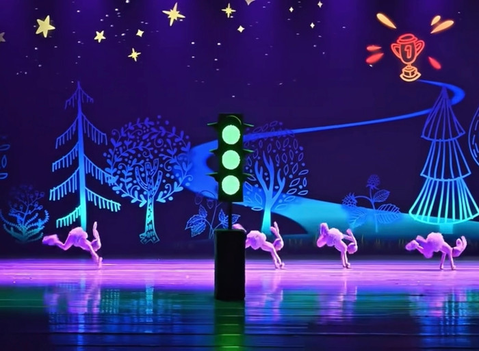 Clip: Tiết mục múa kéo dài 5 phút rưỡi khiến khán giả xúc động vỗ tay không ngớt Ảnh 1