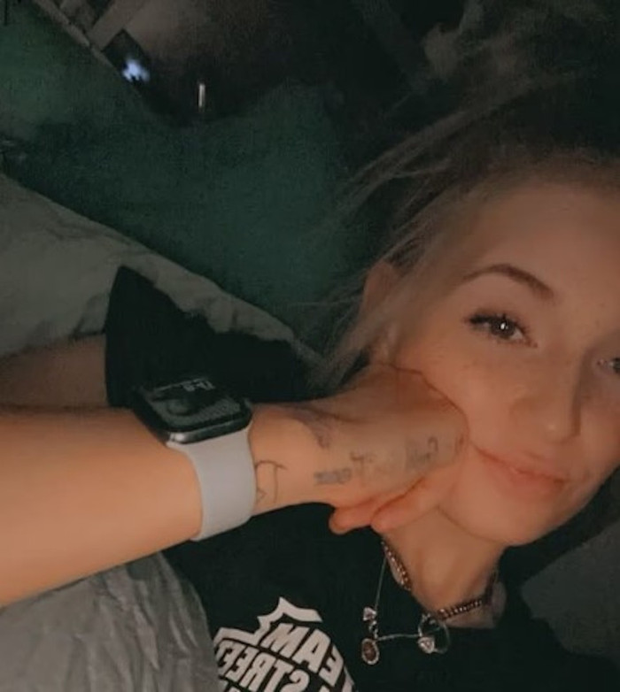 Shania, một phụ nữ 25 tuổi người Úc, bị cáo buộc bỏ lại ba đứa con ở nhà khi phát hiện nhà mình bị cháy vào năm ngoái. Cô và bạn trai đã lái xe rời khỏi hiện trường, dẫn đến cái chết thương tâm của hai cô con gái. (Ảnh từ Internet).