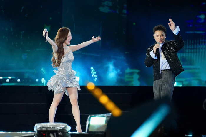 Hương Tràm và Phan Mạnh Quỳnh có lần đầu tiên song ca chung một sân khấu. (Ảnh: FBNV)