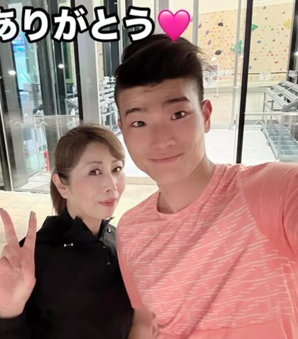 Chàng trai yêu thầm mẹ của bạn tiểu học, kết hôn sau nhiều năm gặp lại Ảnh 2