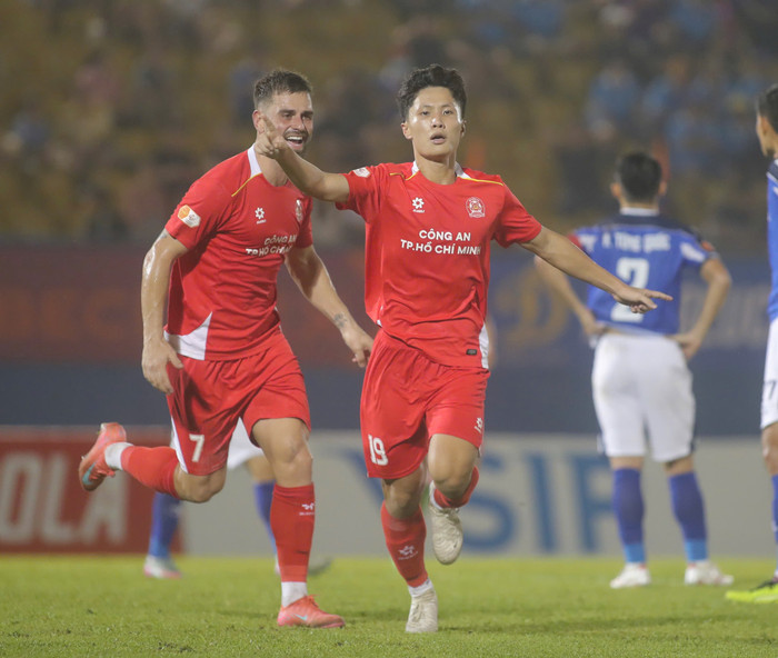 Em họ Công Phượng đã có bàn thắng đẹp giúp thầy trò HLV Lê Huỳnh Đức đánh bại Becamex TP.HCM. Ảnh: CLB CA TP.HCM