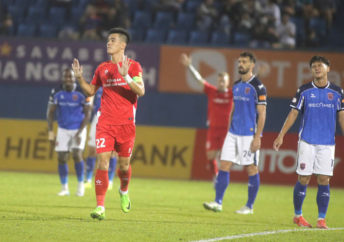 Điều hy hữu đã xảy ra với Tiến Linh khi anh ghi bàn cho cả hai đội. Ảnh: CLB CA TP.HCM