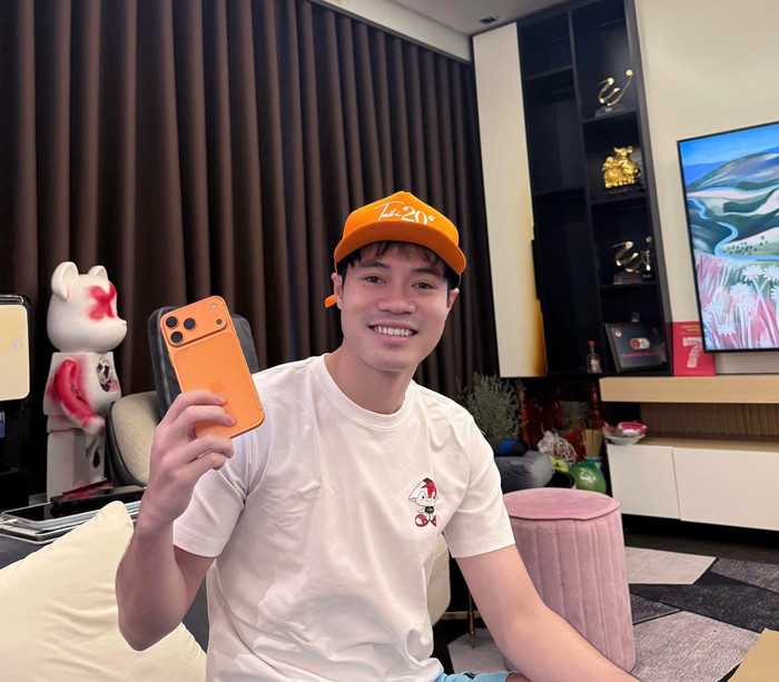Văn Toàn được Hoà Minzy tặng iPhone 17 Pro Max màu cam. (Ảnh: FBNV)